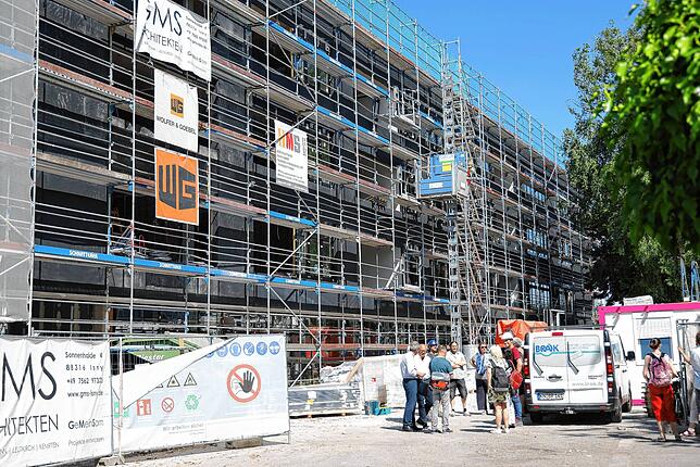 Auch nach fast drei Jahren Bauzeit noch viel Bau-Charme: Die Fertigstellung des neuen Pflegeheims auf der Mettnau wird über ein Jahr ...