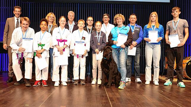 Die Geehrten für die Sportmedaille in Bronze Niklas Lemke, Ilyas Alassani. Kerstin Rohrbeck, Soraya Hirt, Ulrich Willimsky, Meo Hein, ...