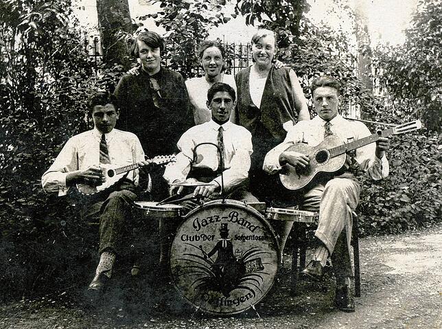 Die Jazzband der Gebrüder Henle in Brennet 1927: Sie nannten sich „Club der Sorglosen Öflingen“, was sehr gut in diese Phase des ...