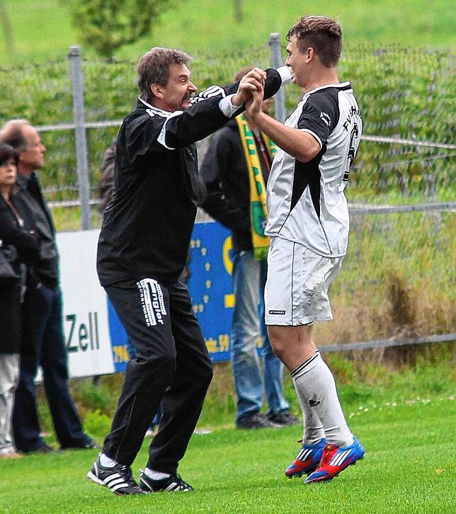 Da war die Welt noch in Ordnung: Gemeinsam bejubeln Trainer Michael Gessner und David Bosek den 2:0-Sieg von Aufsteiger FV Fahrnau gegen ...