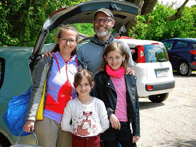 Gleich geht‘s los: Familie Wiedemann hat frische Gartenerde dabei. Ein Arbeitskollege aus der Schweiz hat bei ihnen Rasen gemäht.