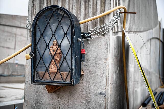 Eine Figur der Heiligen Barbara, angebracht an der westlichen Tunnelpforte. Die Schutzpatronin der Bergleute soll beim Tunnelbau für ...