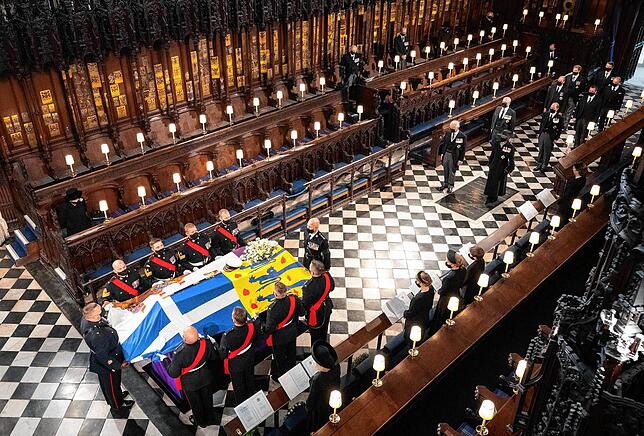 Die royale Familie und Queen Elizabeth II sehen zu, wie der Sarg Prinz Philips in die St.-Georges-Kirche hereingetragen wird.