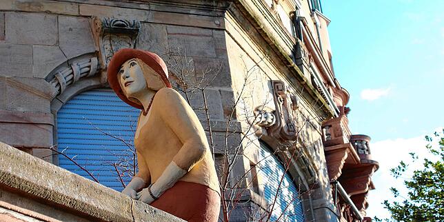 Grüßt mondän vom Geländer. Die Statue an der Seestraße, die aber nicht Richtung Wasser schaut.
