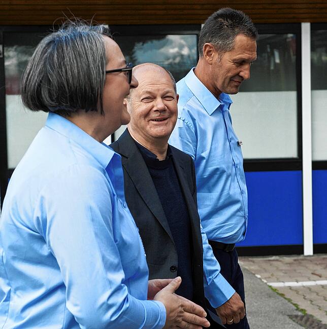 Als Vizepräsidentin begrüßte Alexandra Moosherr mit Fußball-Abteilungsleiter Klaus Segelbacher (rechts) Kanzler Olaf Scholz beim VfB ...