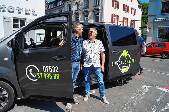 Auch der Spaß untereinander kommt bei den ehrenamtlich Tätigen wie hier Robert Scherer und Andreas Recht des gemeinnützigen ...