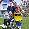 Sabrina und Daniel Laux mit ihren Söhnen Tobias (links) und Fabian. Tobias ist derzeit aufgrund des beim Autounfall erlittenen ...