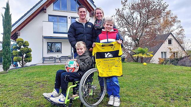Sabrina und Daniel Laux mit ihren Söhnen Tobias (links) und Fabian. Tobias ist derzeit aufgrund des beim Autounfall erlittenen ...