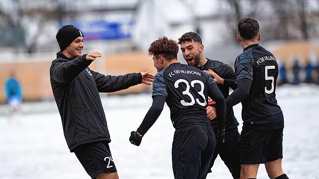 Der FC 08 Villingen gewann auch das letzte Spiel des Jahres. Beim FSV Bietigheim-Bissingen feierten Gabriel Cristilli (Trikot-Nummer 33) ...
