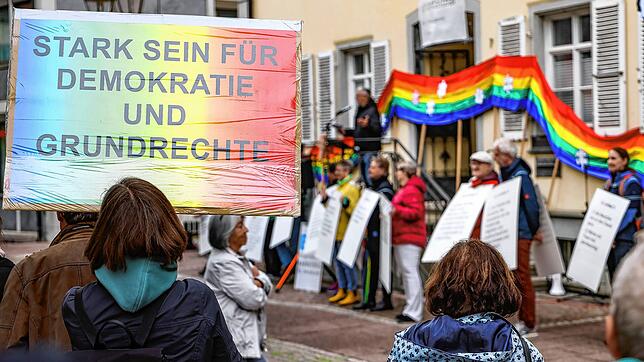 Rund 100 Teilnehmer folgten dem Aufruf des Bürgerbündnis Radolfzell für Demokratie, um auf dem Marktplatz das 75-jährige Bestehen des ...