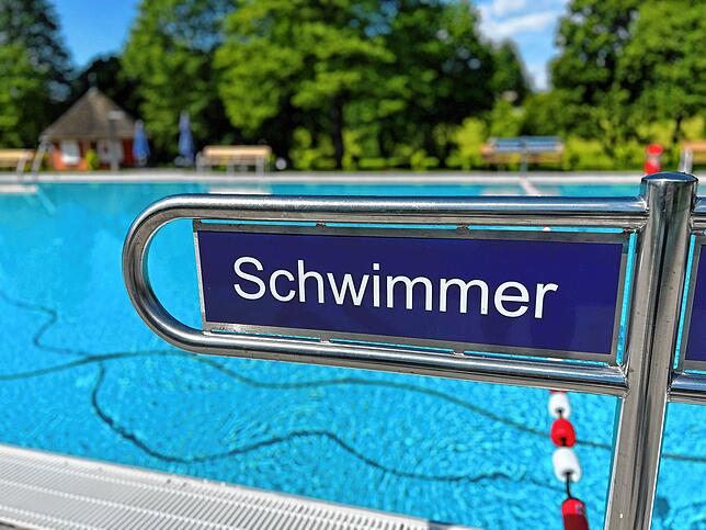Wer sich kaum über Wasser halten kann, darf nicht ins Schwimmerbecken. Erst mit bestandener Prüfung zum Bronze-Abzeichen gelten Kinder ...
