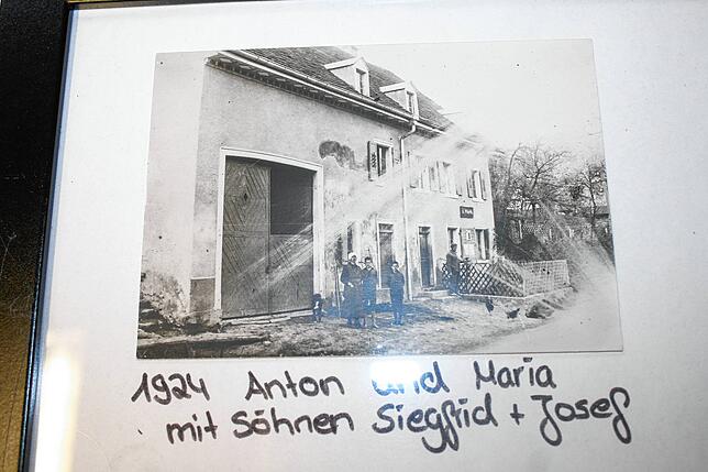 Dieses historische Foto zeigt das ursprüngliche Gebäude, in dem der Kaufladen eröffnet wurde.
