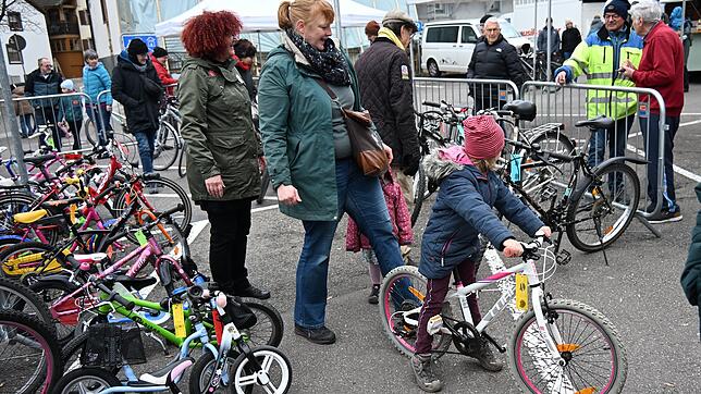 Endlich ein eigenes Fahrrad, darüber freut sich dieses Kind, das zusammen mit seiner Mama auf dem Fahrradmarkt in Tiengen fündig wurde.
