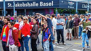 Musikfans stehen am Eingang des Fußballstadion St. Jakob-Park und warten auf den Einlass. Im Stadion wird das Finale des 69. Eurovision ...