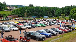 Sehr gut besucht: Bereits um 11 Uhr sind auf Herrischrieder Sportplatz unzählige Oldtimer jeder Art zu sehen.