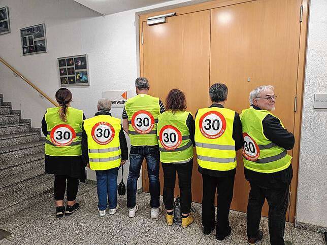 Die Tempo-30-Initiative Efrizweiler drückt ihren Protest gegenüber der Stadt aus: Auf ihrem Rücken werde die Lärmaktionsplanung ausgetragen.