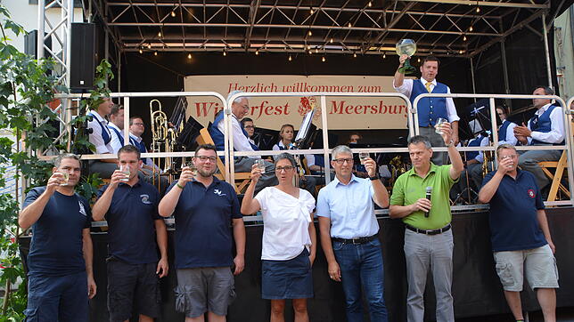 Die Vertreter der Vereine und der Stadt heben ihr Glas auf ein friedliches Winzerfest. Darunter (Mitte, von links): Tourismuschefin Iris ...
