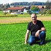 Hubert Schönenberger zeigt einen Teil der Fläche, auf der Berufskollegen für seine Tiere Welsches Weidelgras angebaut haben. Mit diesem ...