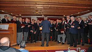 Gemeinsam mit dem Männergesangverein Lauchringen beschert der Männerchor Rechberg vor vollem Haus, den Besuchern zum Jahresanfang einen ...