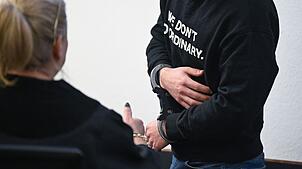 Einer der drei Angeklagten sorgte zum Prozessauftakt mit der Aufschrift «We don't do ordinary» auf seinem Pullover für Aufsehen. ...