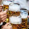 Hoch die Krüge! Wenn die Eltern dabei sind, dürfen Minderjährige schon ab 14 Jahren Alkohol konsumieren. Das könnte sich aber bald ...