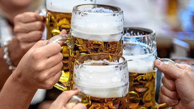 Hoch die Krüge! Wenn die Eltern dabei sind, dürfen Minderjährige schon ab 14 Jahren Alkohol konsumieren. Das könnte sich aber bald ...