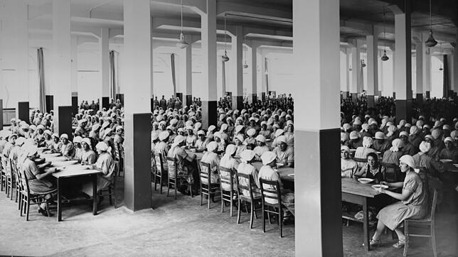Alle Stühle besetzt in der Kantine von Maggi in Singen. Das Bild entstand in den frühen 20er-Jahren. Die Herstellung von Suppen-, Soßen- ...