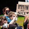 &bdquo;Impfen ist Nice&ldquo; steht auf dem Schild eines Demonstranten, der an einer Gegen-Demonstration teilnimmt, die sich gegen die ...
