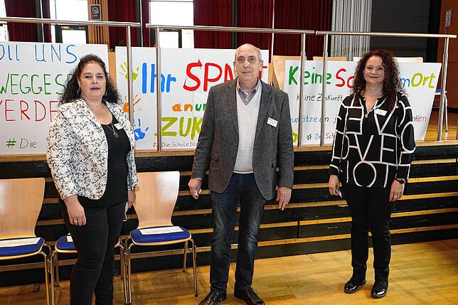 Die Ortsvorsteher, deren Schulen betroffenen sind, sind dabei, von links: Silke Lorke (Weilersbach), Bernd Bucher (Rietheim) und Anja ...