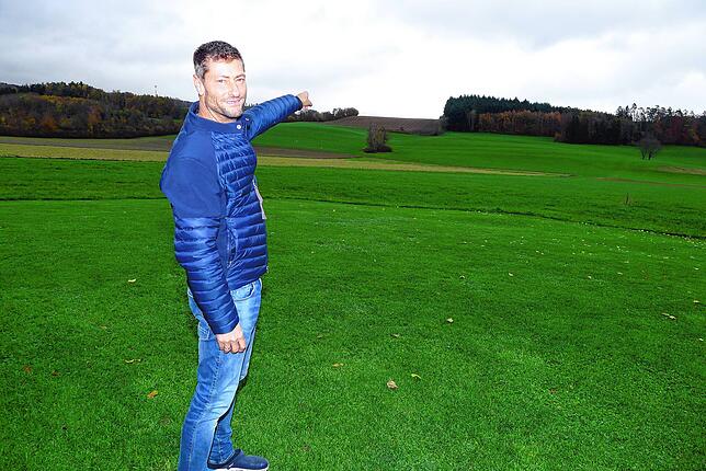 Tammo Hagen wohnt am Rand von Wittenhofen mit direktem Blick auf den geplanten Standort des Rettungshubschraubers und deutet auf die ...