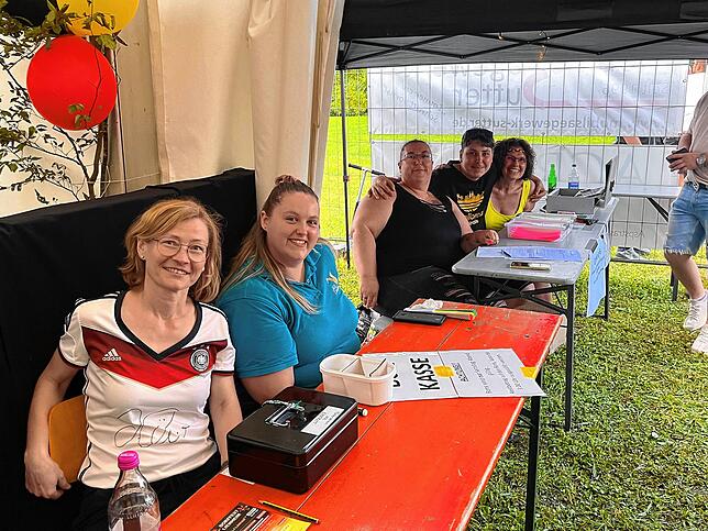 Bild 13: Zwischen Musik und EM – Der Freitag beim Dorffest Lienheim