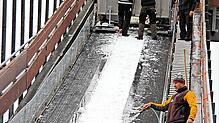 Der Anlauf der Langenwaldschanze wird zum Wochenstart bereits vorbereitet.  Bild: Claudius Eberl