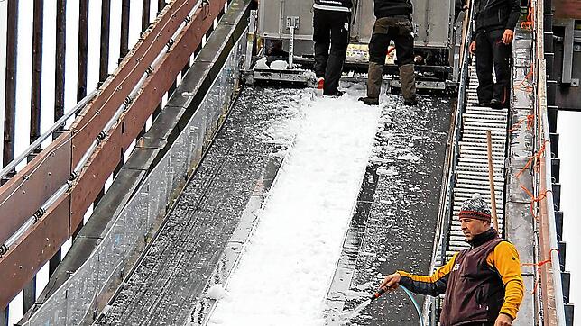 Der Anlauf der Langenwaldschanze wird zum Wochenstart bereits vorbereitet.  Bild: Claudius Eberl