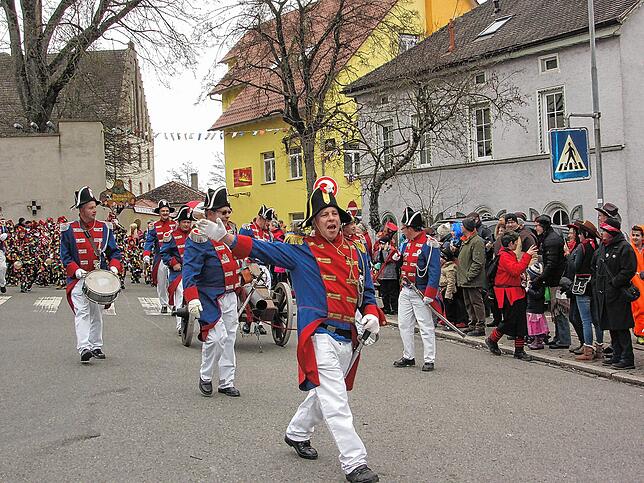 Es macht „Bumm-Bumm“, wenn die Bürgerwehr durch die Stadt zieht. Bild: Johanson