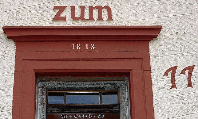 Türstein über dem Eingang zum Gasthaus „Ochsen“ mit der Jahreszahl 1813, liebevoll vom ehemaligen Wehrer Stadtrat Eric Nehls ...