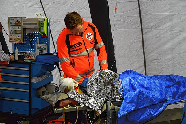 Rettungssanitäter Daniel Ziegler bei der Betreuung eines Patienten.