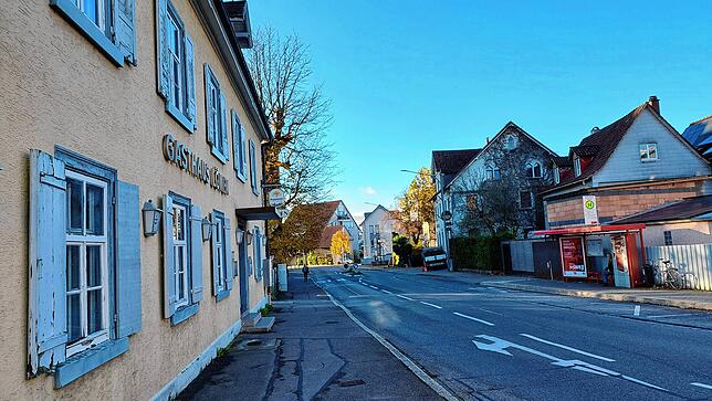 Schräg gegenüber vom Gasthaus „Löwen“ war die „Linde“, die ebenfalls geschlossen ist und abgerissen werden soll. ...