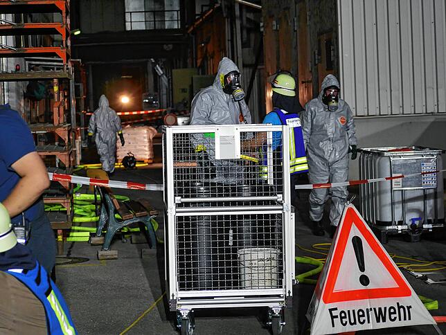 Dort kommt niemand ohne Schutzkleidung hinein: Der Bereich auf dem Werksgelände, auf dem es zu dem Gefahrgutunfall kam, ist großräumig ...