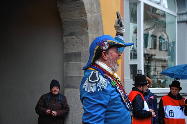 Die Narren sind bis Aschermittwoch an der Macht. Narrenpolizist Thomas Bermoser hält den Schlüssel zum Rathaus in die Höhe.
