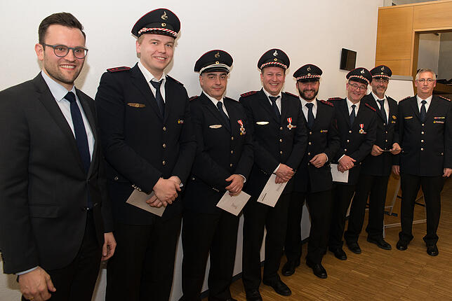 Bürgermeister Johannes Henne ehrte im Namen der Gemeinde für 15 bis 30 Jahre aktiven Dienst in der Feuerwehr: (von links) Ulrich ...