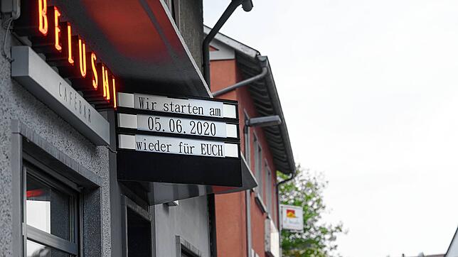 Das Nachtleben geht weiter &ndash; mit Einschränkungen. Die meisten Bars und Kneipen haben nicht sofort am ersten Tag, an denen es ihnen ...