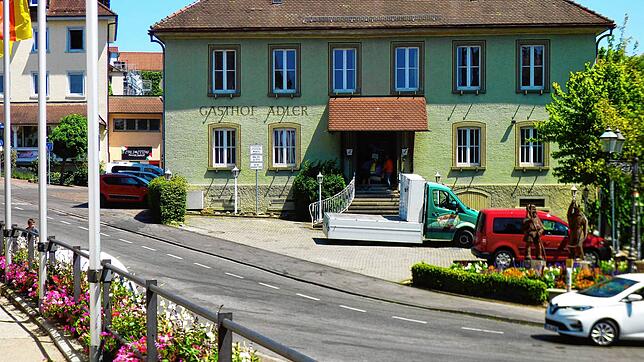Im &bdquo;Adler&ldquo; wird schon ausgeräumt. Der Verkauf des Gasthofs im Besitz der Stadt ist fast über der Bühne. Es fehlt nur noch ...
