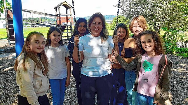 Auf dem Schulhof ist Tina Gutemann gleich von Kindern umringt: „Wenn du nicht mehr gekommen wärst, wäre ich auch nicht mehr gekommen“, ...