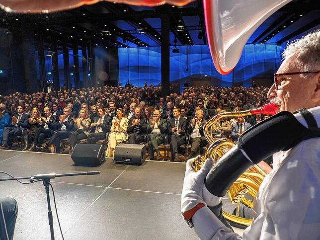 Bruno Zachenbacher am Sousaphon und seine Band begeistern die Gäste im voll besetzten Saal.