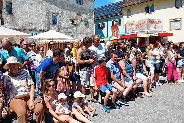 Bild 26: Am Sonntag strömen die Besucher nur so nach Meßkirch