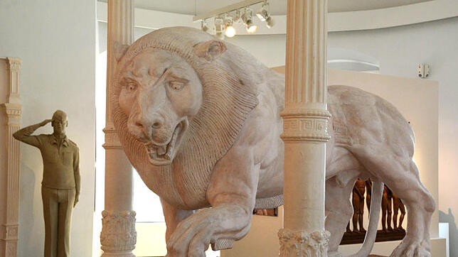 Mitten in der Galerie, zwischen zwei Säulen, ist der Löwe plaziert, der oben steht auf dem 1995 entstandenen "Denkmal Heinrichs des ...