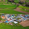 Im Luftbild von Achim Mende ist das Gewerbegebiet Branden in Herdwangen-Schönach zu sehen. Es soll jetzt mit einem dritten Bauabschnitt ...