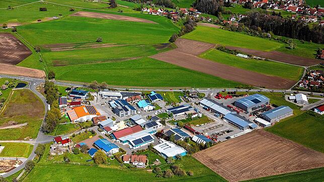 Im Luftbild von Achim Mende ist das Gewerbegebiet Branden in Herdwangen-Schönach zu sehen. Es soll jetzt mit einem dritten Bauabschnitt ...