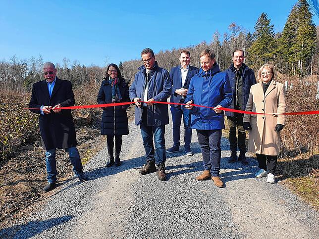 Für die symbolische Eröffnung des Klimawandelpfads schneiden der Erste Landesbeamte Jörg Gantzer, Landesminister Peter Hauk und ...
