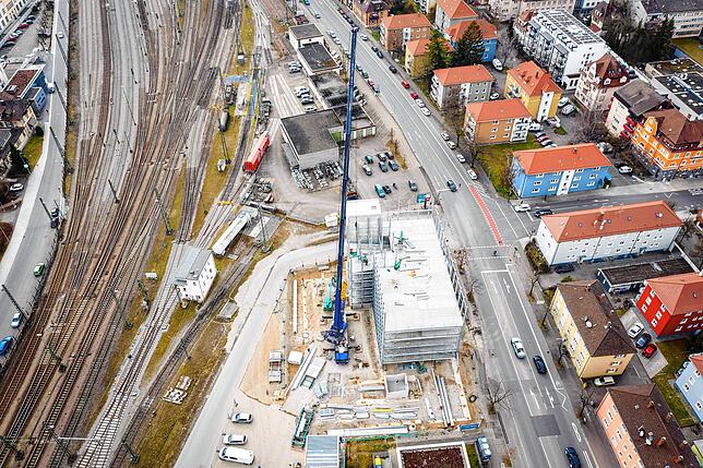 Die Zu- und Ausfahrt für Autos soll auf der Nordseite der Bahnhofstraße liegen.